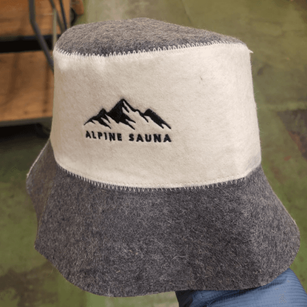 Alpine Sauna Saunahut aus Wolle in Grau und Weiß – Seitenansicht